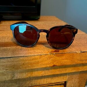 Sunglasses with tortoise design